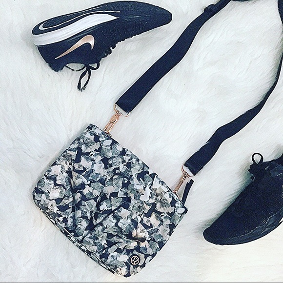 lululemon athletica Handbags - Lululemon hip to be free mystic jungle